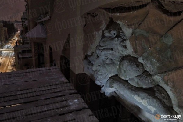 Сбитый Мефистофель вернулся на фасад дома Лишневского