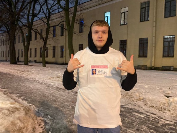 Мужской слэм и имперский флаг. Мэйби Бэйби потрясла голдой рабочих с петербургских заводов