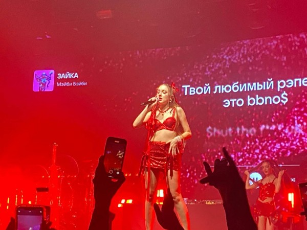 Мужской слэм и имперский флаг. Мэйби Бэйби потрясла голдой рабочих с петербургских заводов