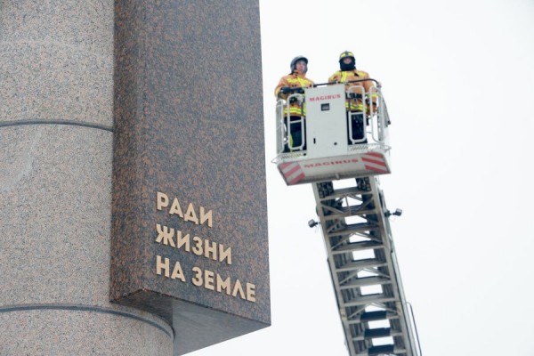 Сразу два памятника пожарным открыли в Петербурге