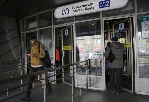 Петербуржцам напомнили, что вестибюль станции метро &laquo;Горьковская&raquo; закрыт