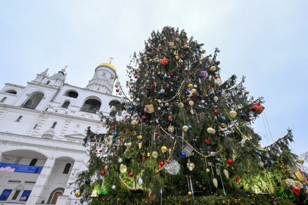 В Кремле нарядили главную ёлку страны