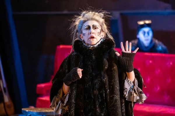 Не жизнь, а клоунада: рецензия на спектакль &laquo;Попытка не пытка&raquo; в Театре на Васильевском