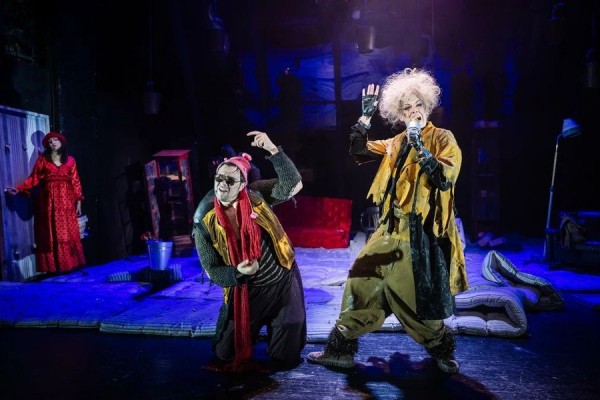 Не жизнь, а клоунада: рецензия на спектакль &laquo;Попытка не пытка&raquo; в Театре на Васильевском