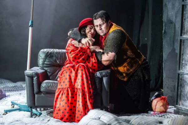 Не жизнь, а клоунада: рецензия на спектакль &laquo;Попытка не пытка&raquo; в Театре на Васильевском