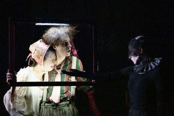 Последний день на Земле: рецензия на спектакль &laquo;Стулья&raquo; в Молодёжном театре на Фонтанке