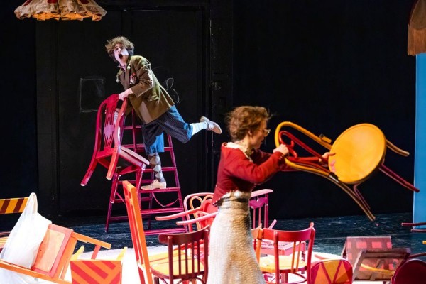 Последний день на Земле: рецензия на спектакль &laquo;Стулья&raquo; в Молодёжном театре на Фонтанке