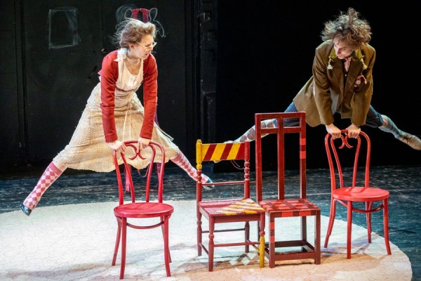 Последний день на Земле: рецензия на спектакль &laquo;Стулья&raquo; в Молодёжном театре на Фонтанке