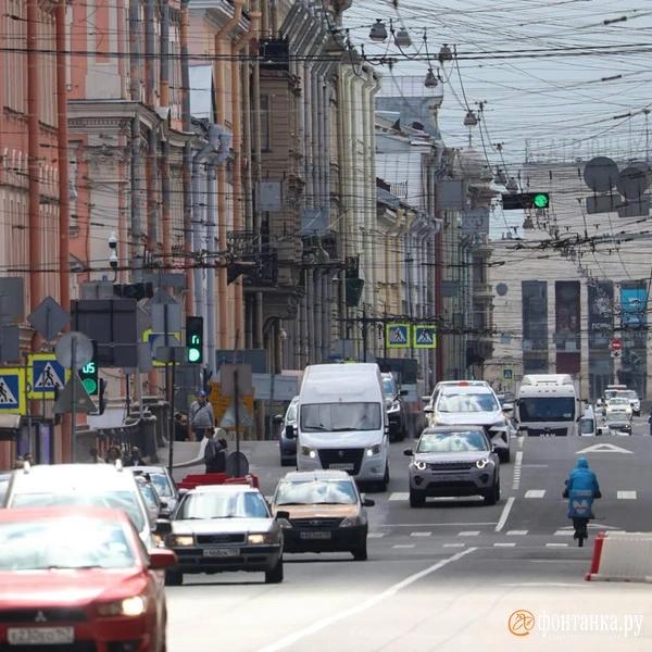&laquo;А зачем дороги тогда?&raquo; Курьеры пока не приняли запреты Смольного всерьез