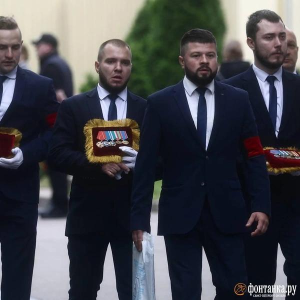На Смоленском кладбище готовятся начать похороны экс-министра транспорта Романа Старовойта. Приехали его бывшие коллеги На Смоленском кладбище готовятся начать похороны экс-министра транспорта Романа Старовойта. Приехали его бывшие коллеги