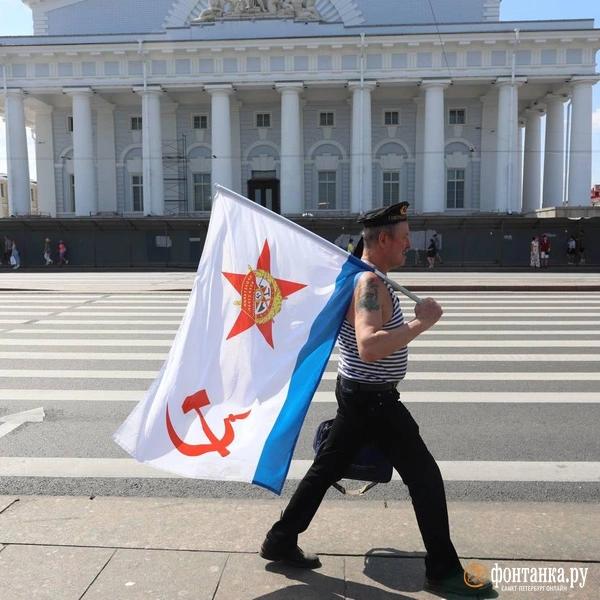 Вот к нам и вернулся 2007-й. Петербург отмечает День ВМФ без размаха последних лет 