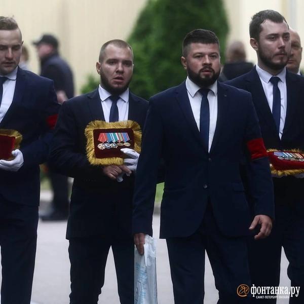 На Смоленском кладбище готовятся начать похороны экс-министра транспорта Романа Старовойта. Приехали его бывшие коллеги На Смоленском кладбище готовятся начать похороны экс-министра транспорта Романа Старовойта. Приехали его бывшие коллеги