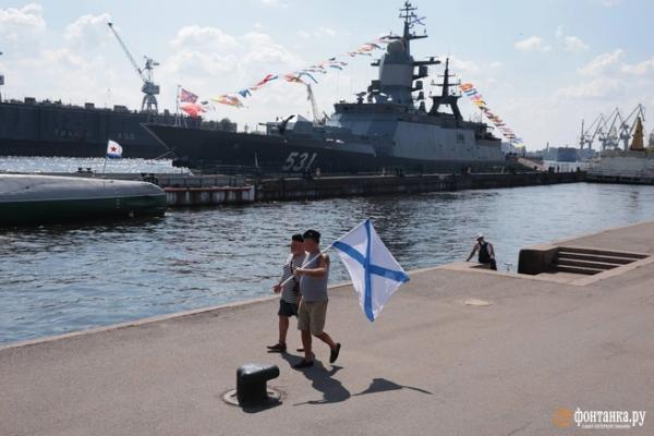 Вот к нам и вернулся 2007-й. Петербург отмечает День ВМФ без размаха последних лет 