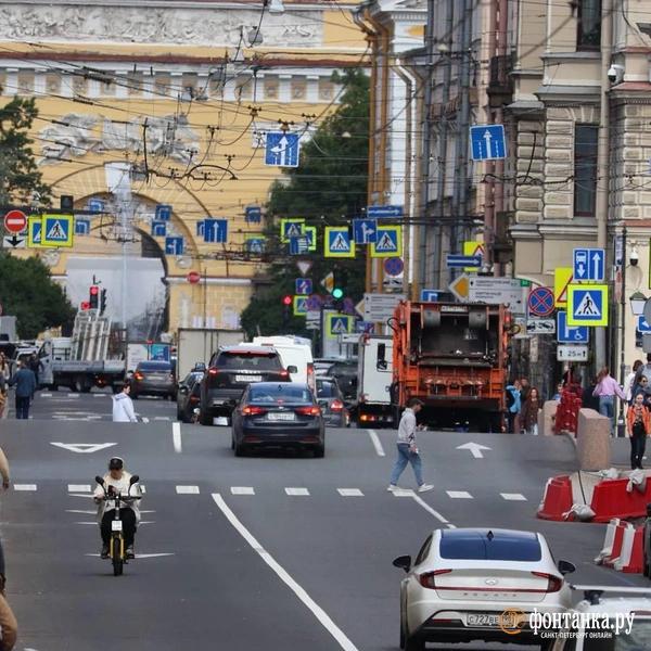 &laquo;А зачем дороги тогда?&raquo; Курьеры пока не приняли запреты Смольного всерьез