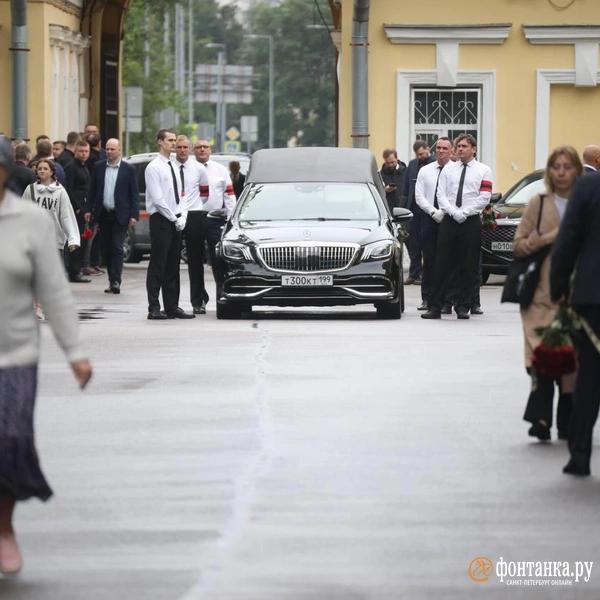 На Смоленском кладбище готовятся начать похороны экс-министра транспорта Романа Старовойта. Приехали его бывшие коллеги На Смоленском кладбище готовятся начать похороны экс-министра транспорта Романа Старовойта. Приехали его бывшие коллеги
