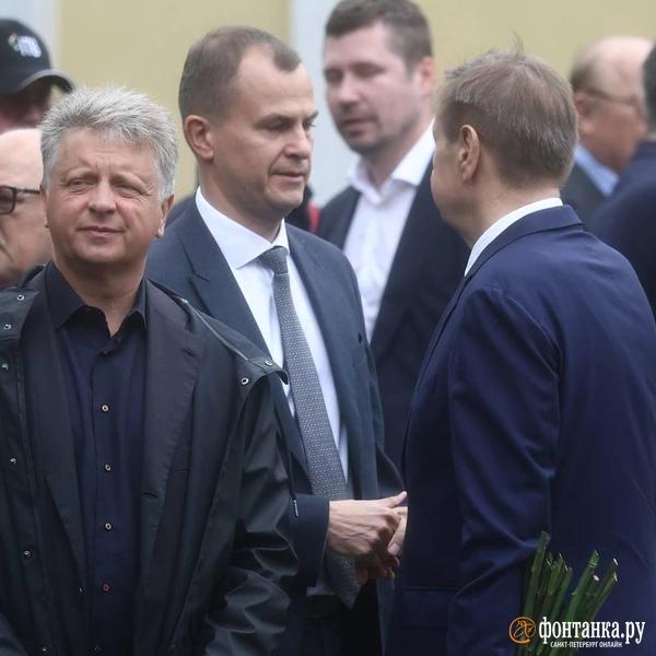 На Смоленском кладбище готовятся начать похороны экс-министра транспорта Романа Старовойта. Приехали его бывшие коллеги На Смоленском кладбище готовятся начать похороны экс-министра транспорта Романа Старовойта. Приехали его бывшие коллеги