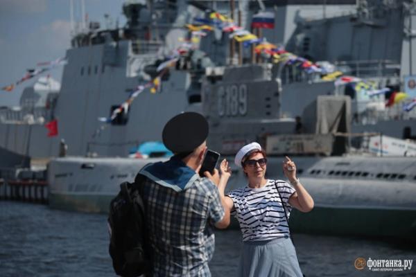 Вот к нам и вернулся 2007-й. Петербург отмечает День ВМФ без размаха последних лет 