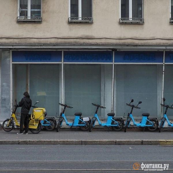 &laquo;А зачем дороги тогда?&raquo; Курьеры пока не приняли запреты Смольного всерьез