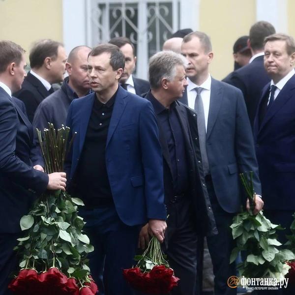На Смоленском кладбище готовятся начать похороны экс-министра транспорта Романа Старовойта. Приехали его бывшие коллеги На Смоленском кладбище готовятся начать похороны экс-министра транспорта Романа Старовойта. Приехали его бывшие коллеги