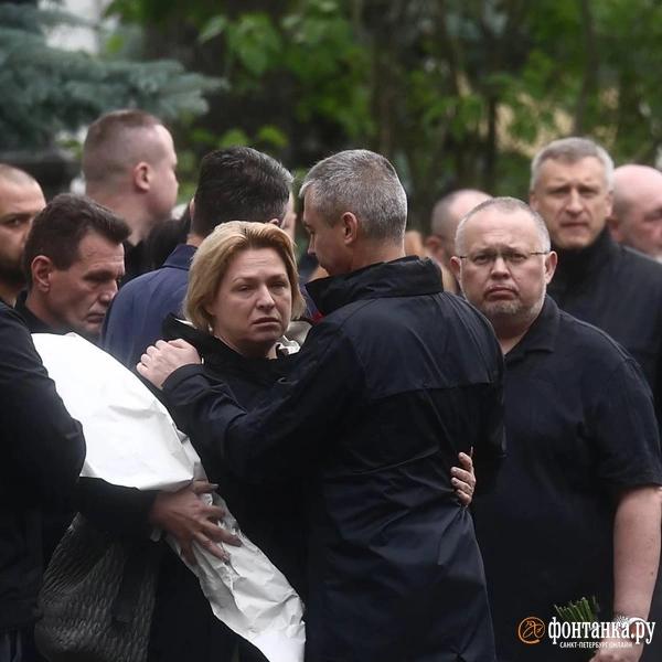 На Смоленском кладбище готовятся начать похороны экс-министра транспорта Романа Старовойта. Приехали его бывшие коллеги На Смоленском кладбище готовятся начать похороны экс-министра транспорта Романа Старовойта. Приехали его бывшие коллеги