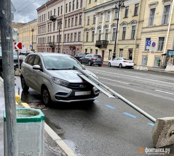Ветер сдвинул микроавтобус и прибил машину деревом. Что творится в Петербурге &mdash; большой репортаж &laquo;Фонтанки&raquo; 