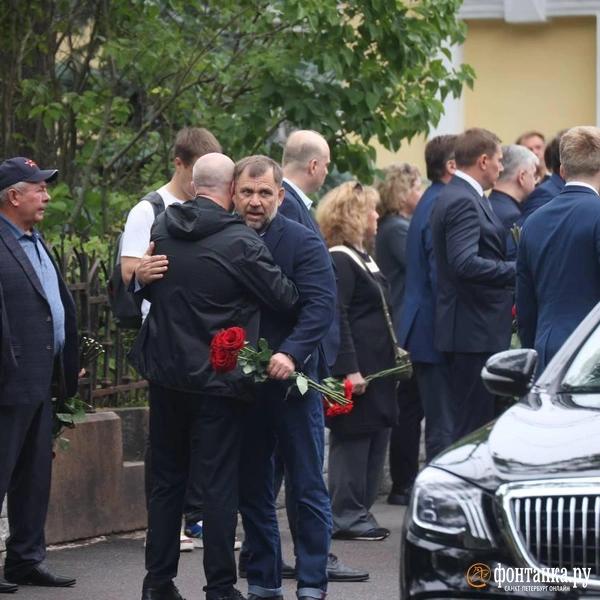 На Смоленском кладбище готовятся начать похороны экс-министра транспорта Романа Старовойта. Приехали его бывшие коллеги На Смоленском кладбище готовятся начать похороны экс-министра транспорта Романа Старовойта. Приехали его бывшие коллеги