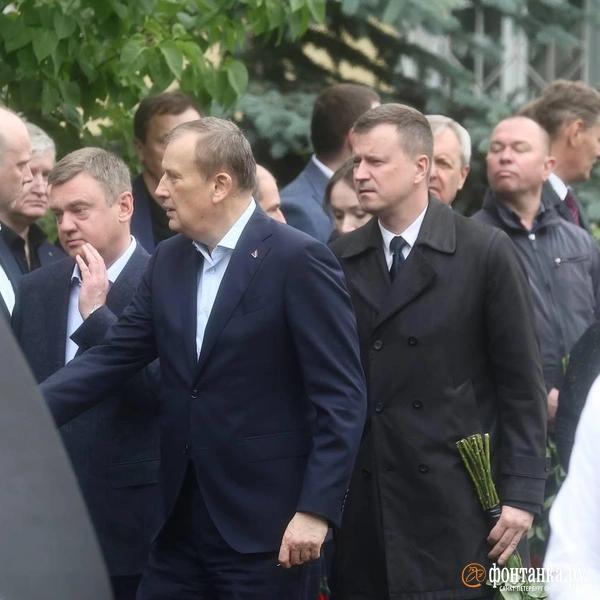 На Смоленском кладбище готовятся начать похороны экс-министра транспорта Романа Старовойта. Приехали его бывшие коллеги На Смоленском кладбище готовятся начать похороны экс-министра транспорта Романа Старовойта. Приехали его бывшие коллеги