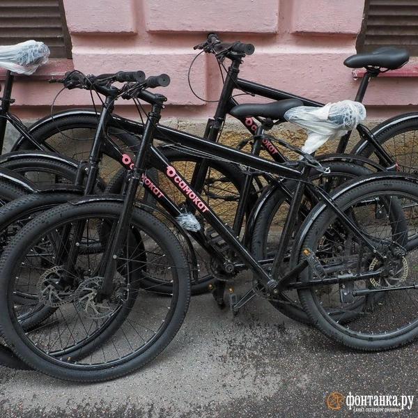&laquo;А зачем дороги тогда?&raquo; Курьеры пока не приняли запреты Смольного всерьез