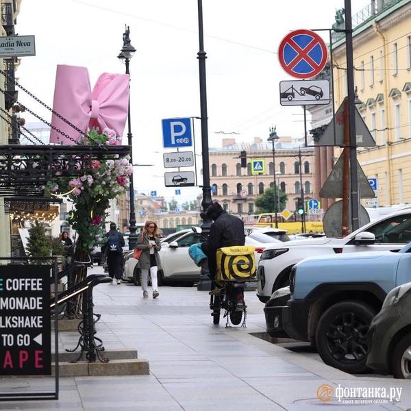&laquo;А зачем дороги тогда?&raquo; Курьеры пока не приняли запреты Смольного всерьез