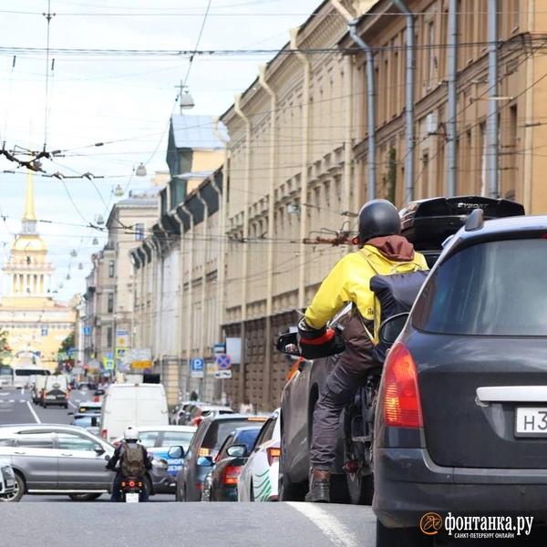 &laquo;А зачем дороги тогда?&raquo; Курьеры пока не приняли запреты Смольного всерьез