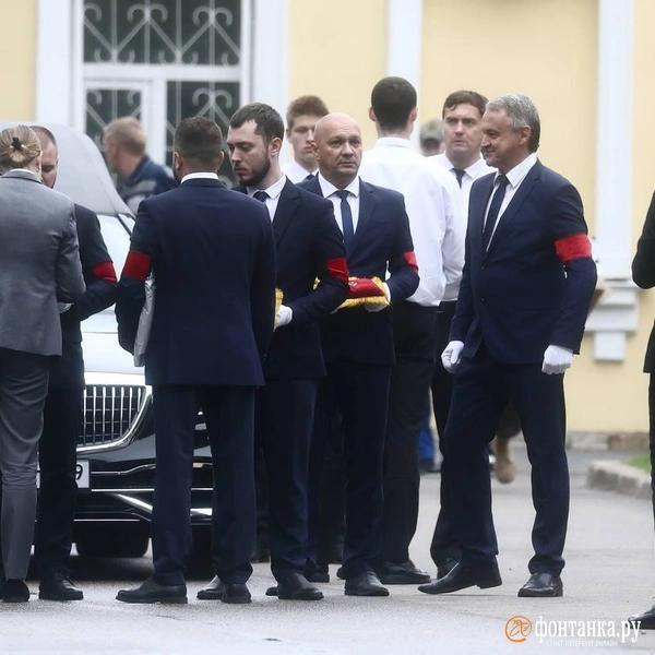 На Смоленском кладбище готовятся начать похороны экс-министра транспорта Романа Старовойта. Приехали его бывшие коллеги На Смоленском кладбище готовятся начать похороны экс-министра транспорта Романа Старовойта. Приехали его бывшие коллеги