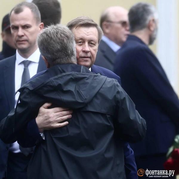 На Смоленском кладбище готовятся начать похороны экс-министра транспорта Романа Старовойта. Приехали его бывшие коллеги На Смоленском кладбище готовятся начать похороны экс-министра транспорта Романа Старовойта. Приехали его бывшие коллеги