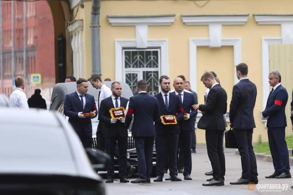 На Смоленском кладбище готовятся начать похороны экс-министра транспорта Романа Старовойта. Приехали его бывшие коллеги На Смоленском кладбище готовятся начать похороны экс-министра транспорта Романа Старовойта. Приехали его бывшие коллеги