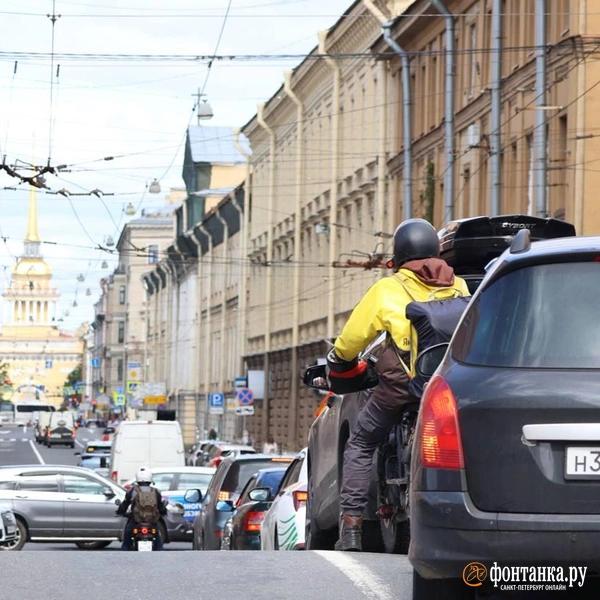 &laquo;А зачем дороги тогда?&raquo; Курьеры пока не приняли запреты Смольного всерьез