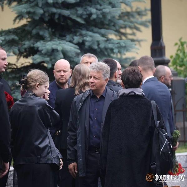 На Смоленском кладбище готовятся начать похороны экс-министра транспорта Романа Старовойта. Приехали его бывшие коллеги На Смоленском кладбище готовятся начать похороны экс-министра транспорта Романа Старовойта. Приехали его бывшие коллеги