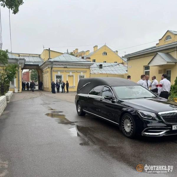 На Смоленском кладбище готовятся начать похороны экс-министра транспорта Романа Старовойта. Приехали его бывшие коллеги На Смоленском кладбище готовятся начать похороны экс-министра транспорта Романа Старовойта. Приехали его бывшие коллеги