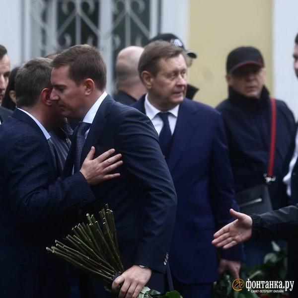 На Смоленском кладбище готовятся начать похороны экс-министра транспорта Романа Старовойта. Приехали его бывшие коллеги На Смоленском кладбище готовятся начать похороны экс-министра транспорта Романа Старовойта. Приехали его бывшие коллеги