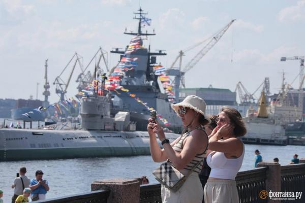 Вот к нам и вернулся 2007-й. Петербург отмечает День ВМФ без размаха последних лет 