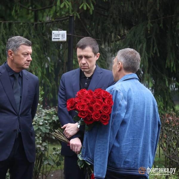 На Смоленском кладбище готовятся начать похороны экс-министра транспорта Романа Старовойта. Приехали его бывшие коллеги На Смоленском кладбище готовятся начать похороны экс-министра транспорта Романа Старовойта. Приехали его бывшие коллеги