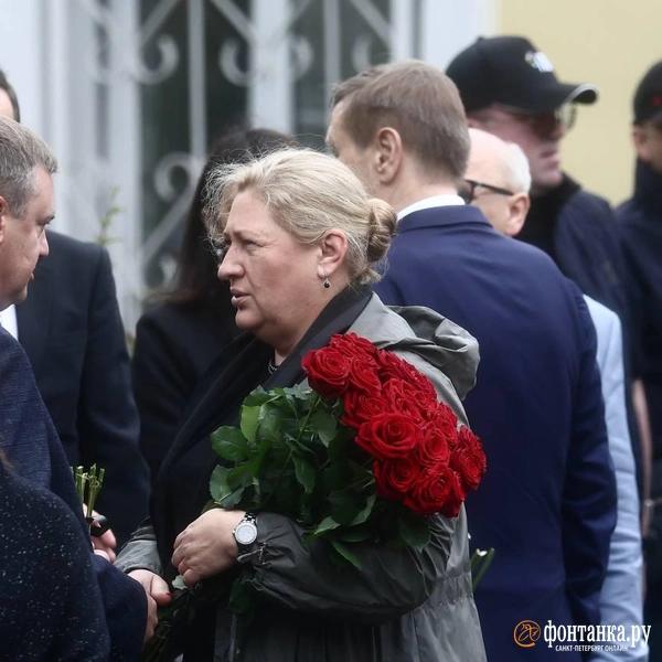 На Смоленском кладбище готовятся начать похороны экс-министра транспорта Романа Старовойта. Приехали его бывшие коллеги На Смоленском кладбище готовятся начать похороны экс-министра транспорта Романа Старовойта. Приехали его бывшие коллеги