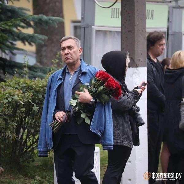 На Смоленском кладбище готовятся начать похороны экс-министра транспорта Романа Старовойта. Приехали его бывшие коллеги На Смоленском кладбище готовятся начать похороны экс-министра транспорта Романа Старовойта. Приехали его бывшие коллеги