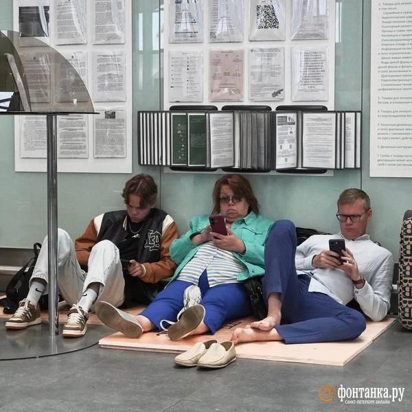 &laquo;Спали с открытыми глазами&raquo;: что происходит в Пулково после отмены почти 100 рейсов 