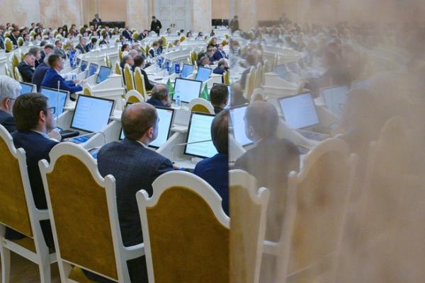 Комитеты просят рубля. Петербургские чиновники ждут допсредств на дороги, бомбоубежища и СВО