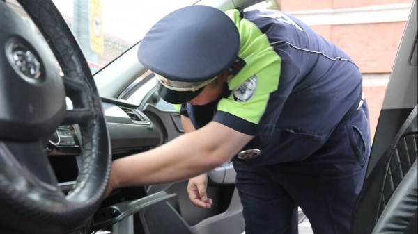 Автоинспекторы нашли у водителей в Центральном районе Петербурга проблемы с законом