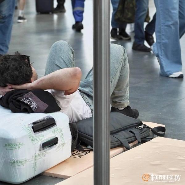 &laquo;Спали с открытыми глазами&raquo;: что происходит в Пулково после отмены почти 100 рейсов 