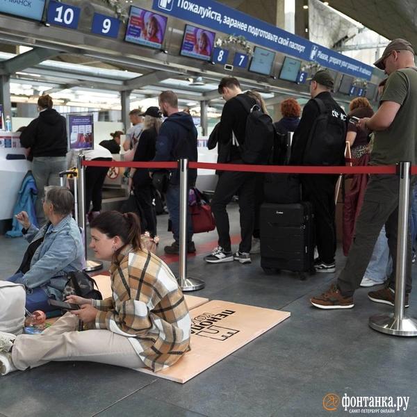 &laquo;Спали с открытыми глазами&raquo;: что происходит в Пулково после отмены почти 100 рейсов 