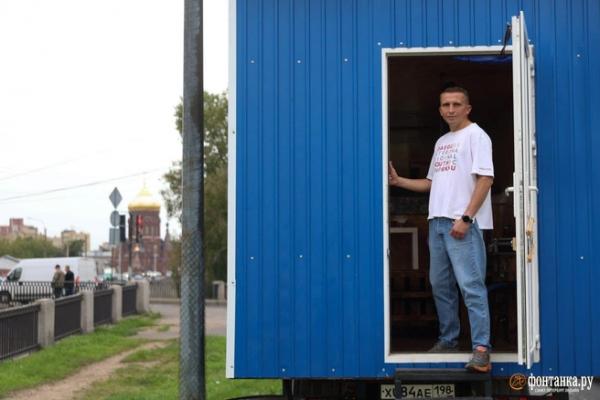 Ходячий замок Олега. Что за дом на колесах припарковался на Обводном канале
