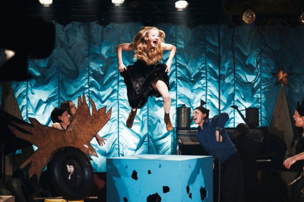 Игры вне разума: рецензия на спектакль &laquo;Ёлка у Ивановых&raquo; в Театре на Садовой