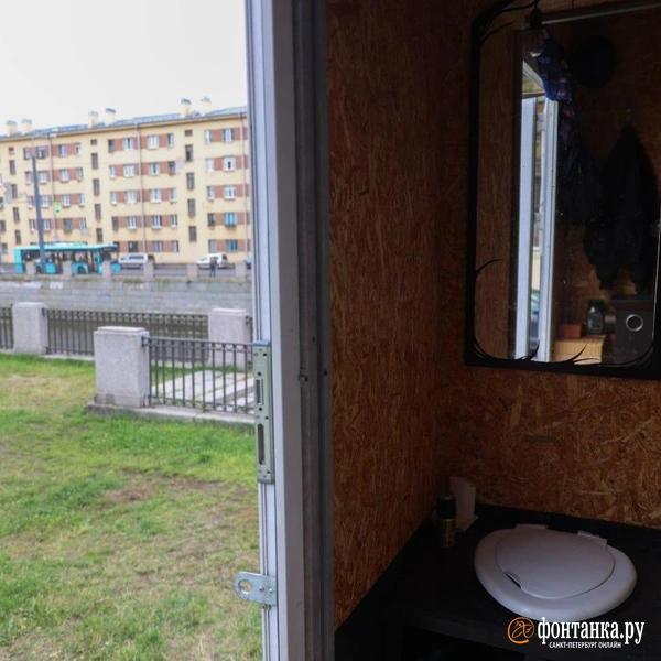 Ходячий замок Олега. Что за дом на колесах припарковался на Обводном канале