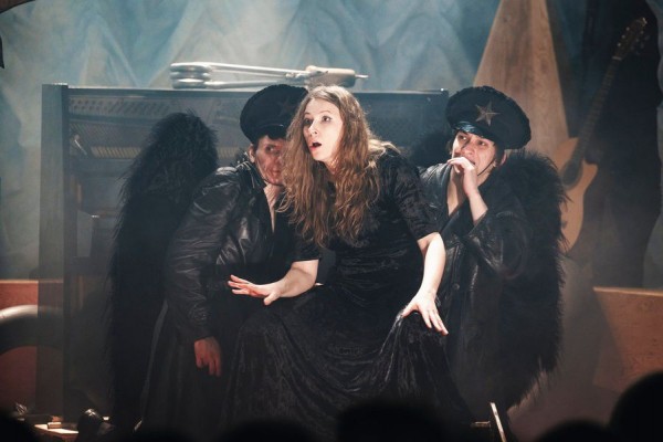 Игры вне разума: рецензия на спектакль &laquo;Ёлка у Ивановых&raquo; в Театре на Садовой